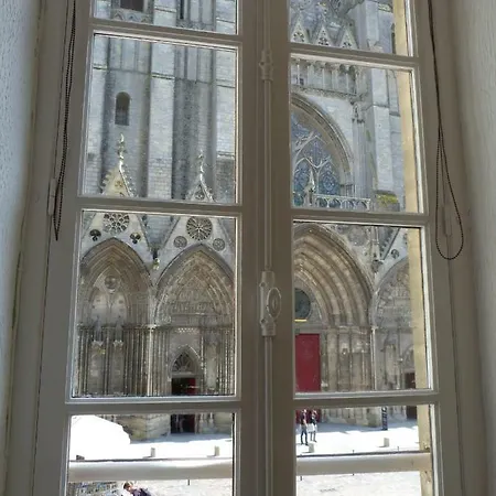 Parvis De La Cathedrale De Vue Directe * Μπαγιέ