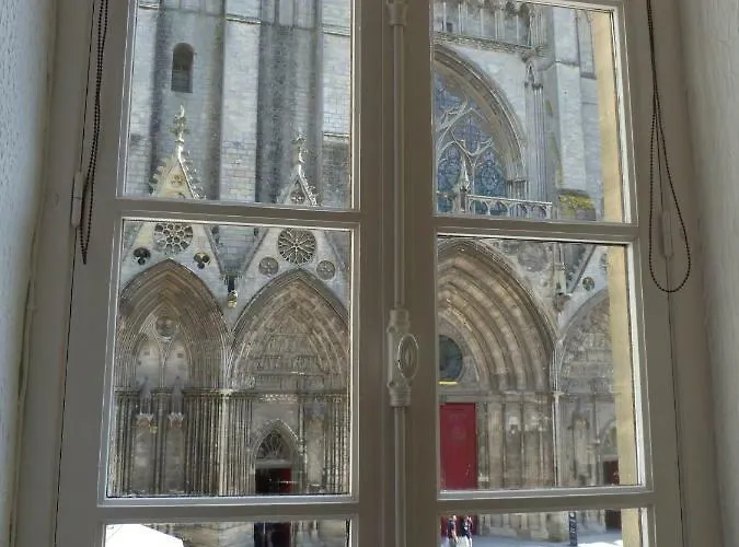 Parvis De La Cathedrale De Vue Directe * Bayeux